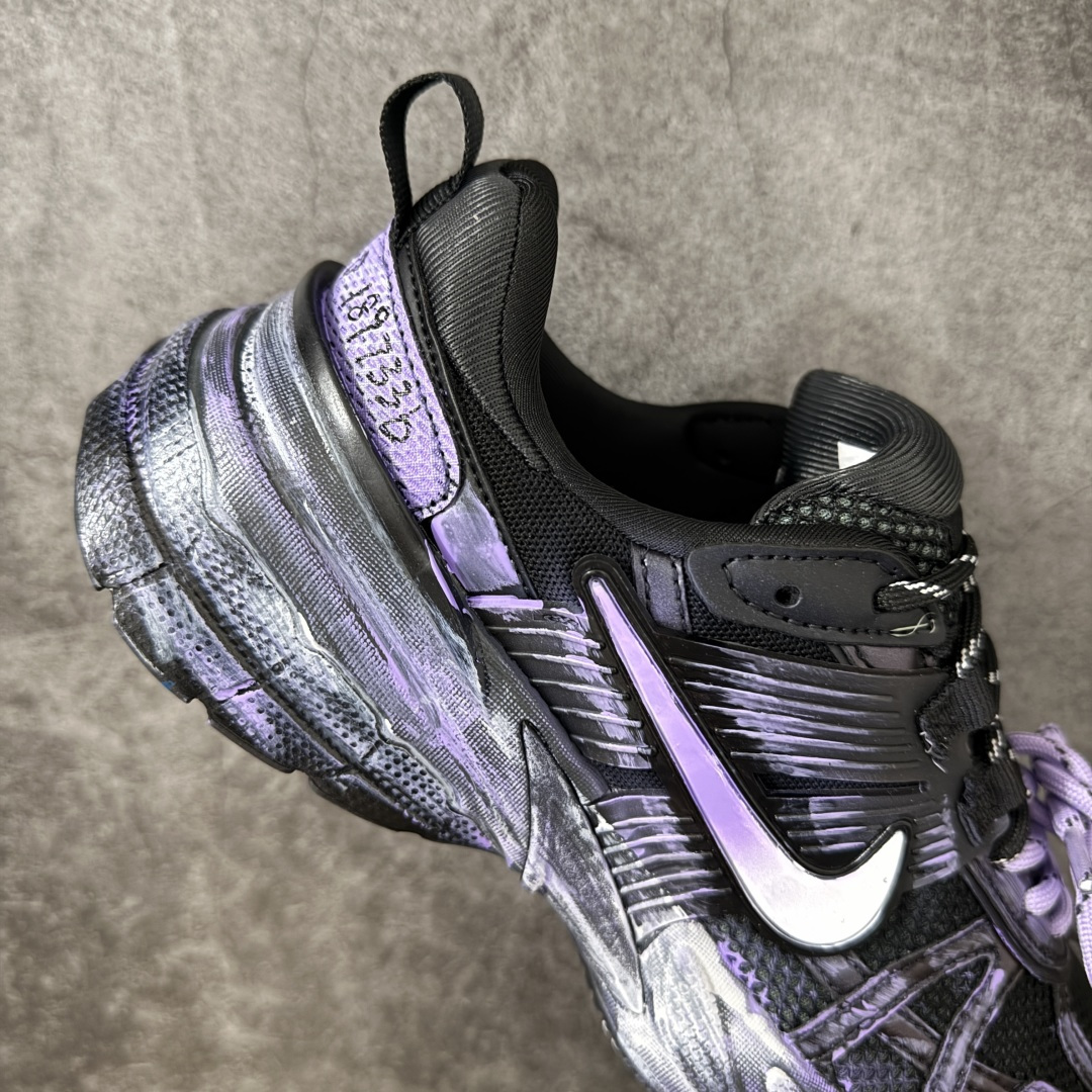 Nike V2K Run 减震防滑复古低帮跑步鞋 #鞋款被命名为 Runtekk 设计上借鉴了 2000 年的跑鞋风格 