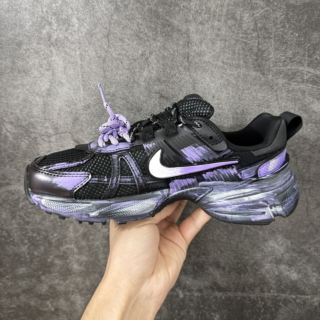 Nike V2K Run 减震防滑复古低帮跑步鞋 #鞋款被命名为 Runtekk 设计上借鉴了 2000 年的跑鞋风格 