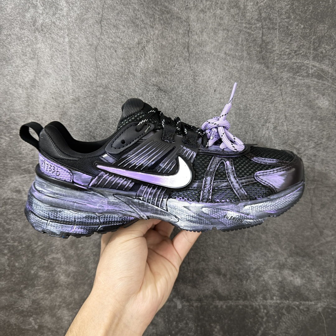 Nike V2K Run 减震防滑复古低帮跑步鞋 #鞋款被命名为 Runtekk 设计上借鉴了 2000 年的跑鞋风格 Nike V2K Run 减震防滑复古低帮跑步鞋 #鞋款被命名为 Runtekk 设计上借鉴了 2000 年的跑鞋风格
