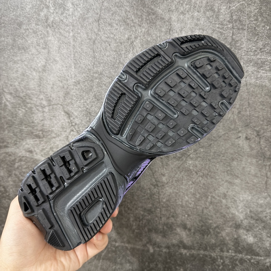Nike V2K Run 减震防滑复古低帮跑步鞋 #鞋款被命名为 Runtekk 设计上借鉴了 2000 年的跑鞋风格 