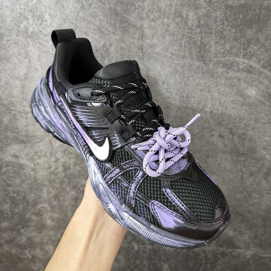 Nike V2K Run 减震防滑复古低帮跑步鞋 #鞋款被命名为 Runtekk 设计上借鉴了 2000 年的跑鞋风格 
