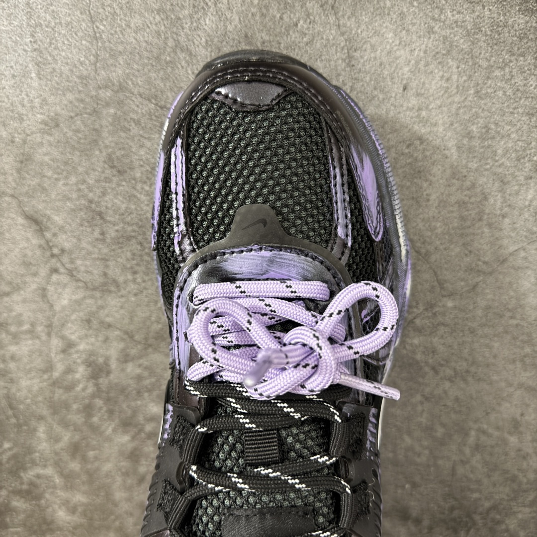 Nike V2K Run 减震防滑复古低帮跑步鞋 #鞋款被命名为 Runtekk 设计上借鉴了 2000 年的跑鞋风格 