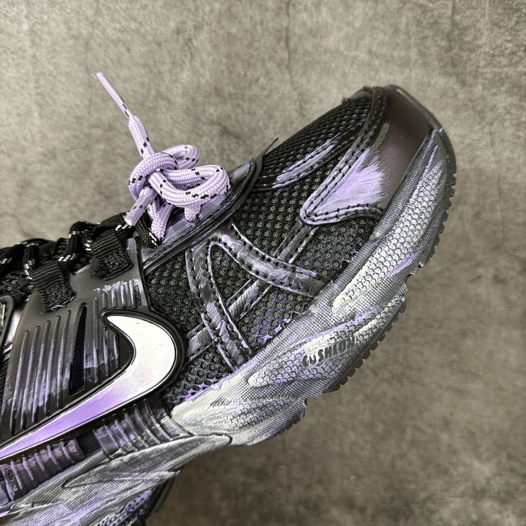 Nike V2K Run 减震防滑复古低帮跑步鞋 #鞋款被命名为 Runtekk 设计上借鉴了 2000 年的跑鞋风格 