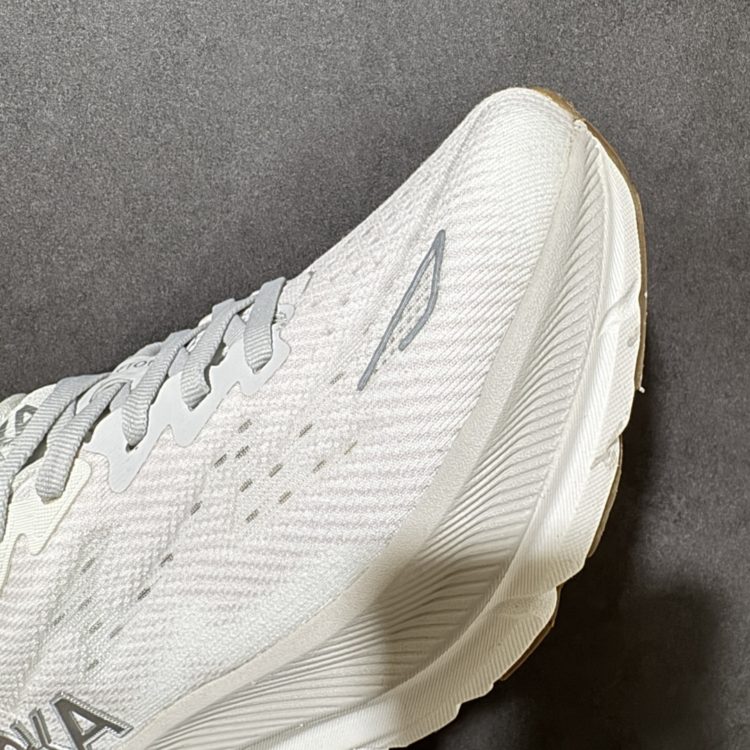 HOKA W CLIFTON PRO 轻量低帮户外越野跑鞋 户外山脉越野轻量运动跑鞋 鞋面用轻的无缝架构 鞋带用了弹性不