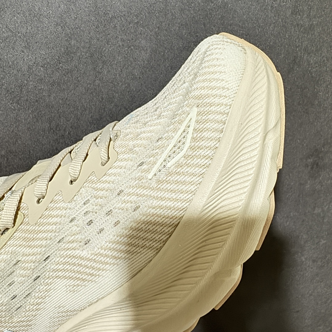 HOKA W CLIFTON PRO 轻量低帮户外越野跑鞋 户外山脉越野轻量运动跑鞋 鞋面用轻的无缝架构 鞋带用了弹性不
