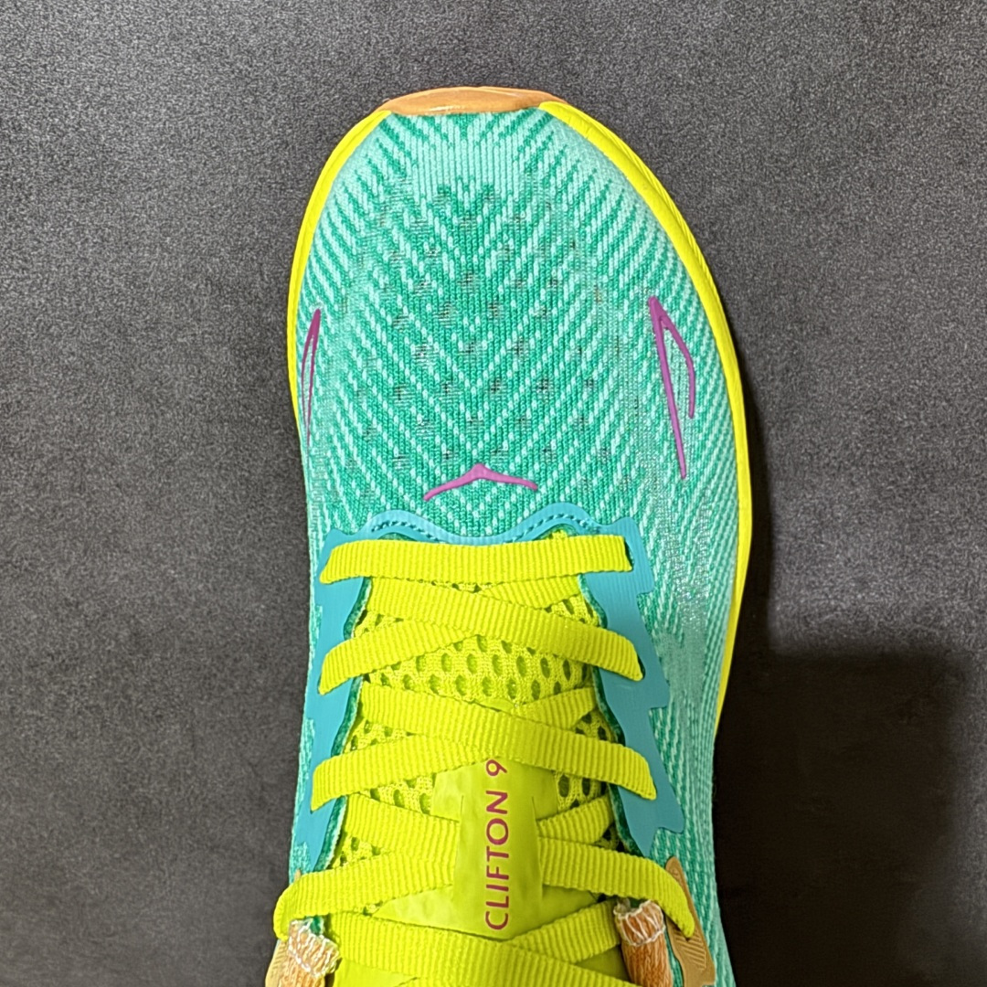 HOKA W CLIFTON PRO 轻量低帮户外越野跑鞋 户外山脉越野轻量运动跑鞋 鞋面用轻的无缝架构 鞋带用了弹性不