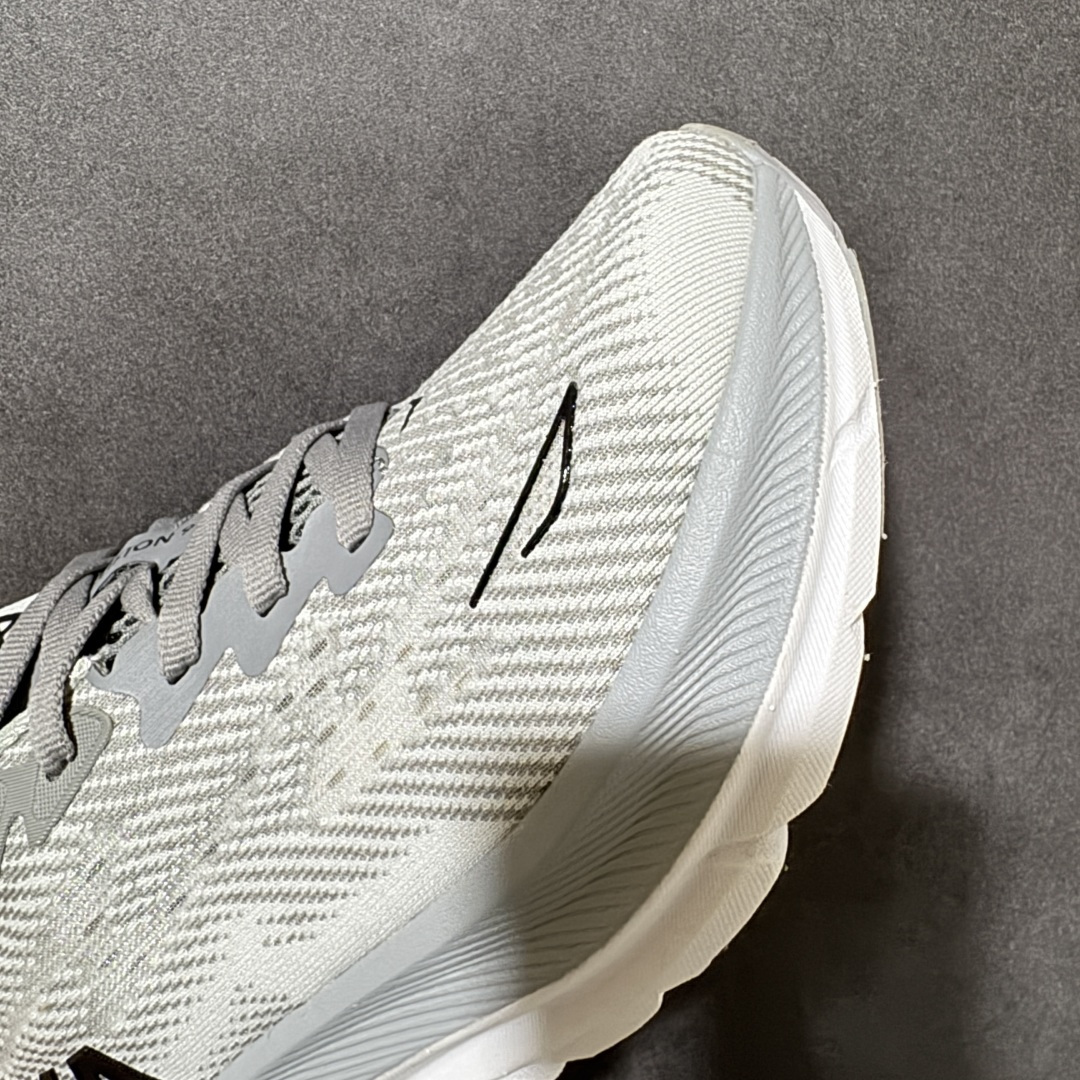 HOKA W CLIFTON PRO 轻量低帮户外越野跑鞋 户外山脉越野轻量运动跑鞋 鞋面用轻的无缝架构 鞋带用了弹性不
