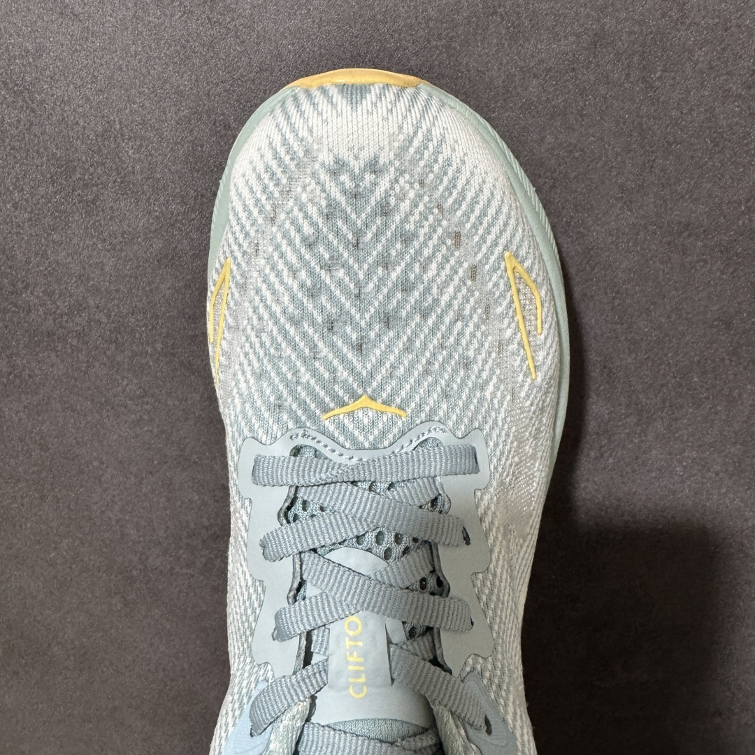 HOKA W CLIFTON PRO 9 轻量低帮户外越野跑鞋 户外山脉越野轻量运动跑鞋 鞋面用轻的无缝架构 鞋带用了弹