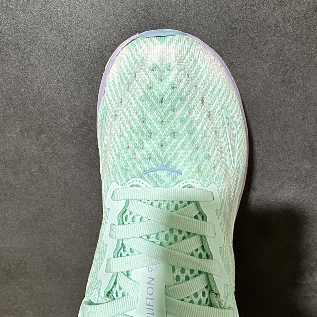 HOKA W CLIFTON PRO 9 轻量低帮户外越野跑鞋 户外山脉越野轻量运动跑鞋 鞋面用轻的无缝架构 鞋带用了弹