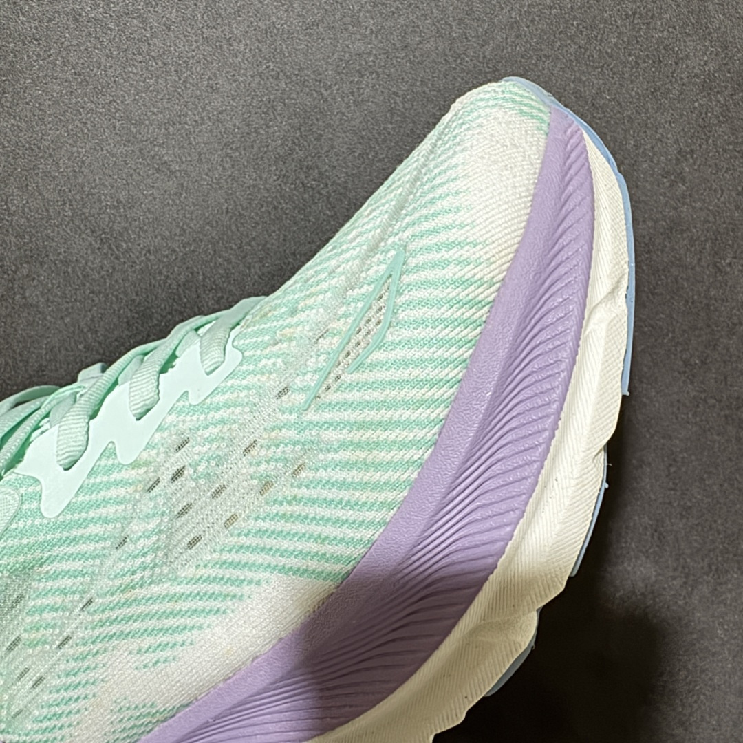 HOKA W CLIFTON PRO 9 轻量低帮户外越野跑鞋 户外山脉越野轻量运动跑鞋 鞋面用轻的无缝架构 鞋带用了弹