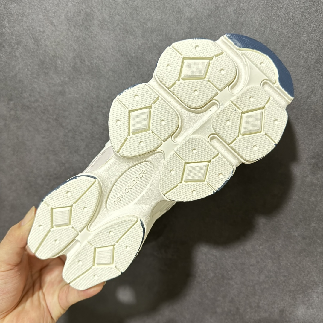New Balance 9060系列 新百伦 复古休闲运动慢跑鞋 鞋面大身由空间双格及磨砂鞋面拼接而生 采用大面积网眼以