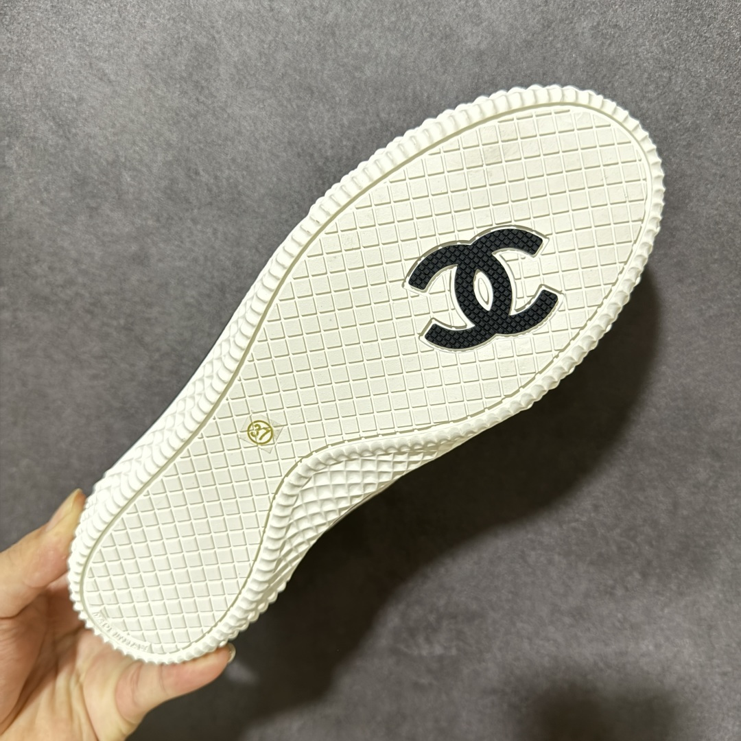法国奢侈品品牌·香奈儿Chanel Calfskin Suede Low 2026 系列薄底轻便百搭休闲运动鞋 货号： 