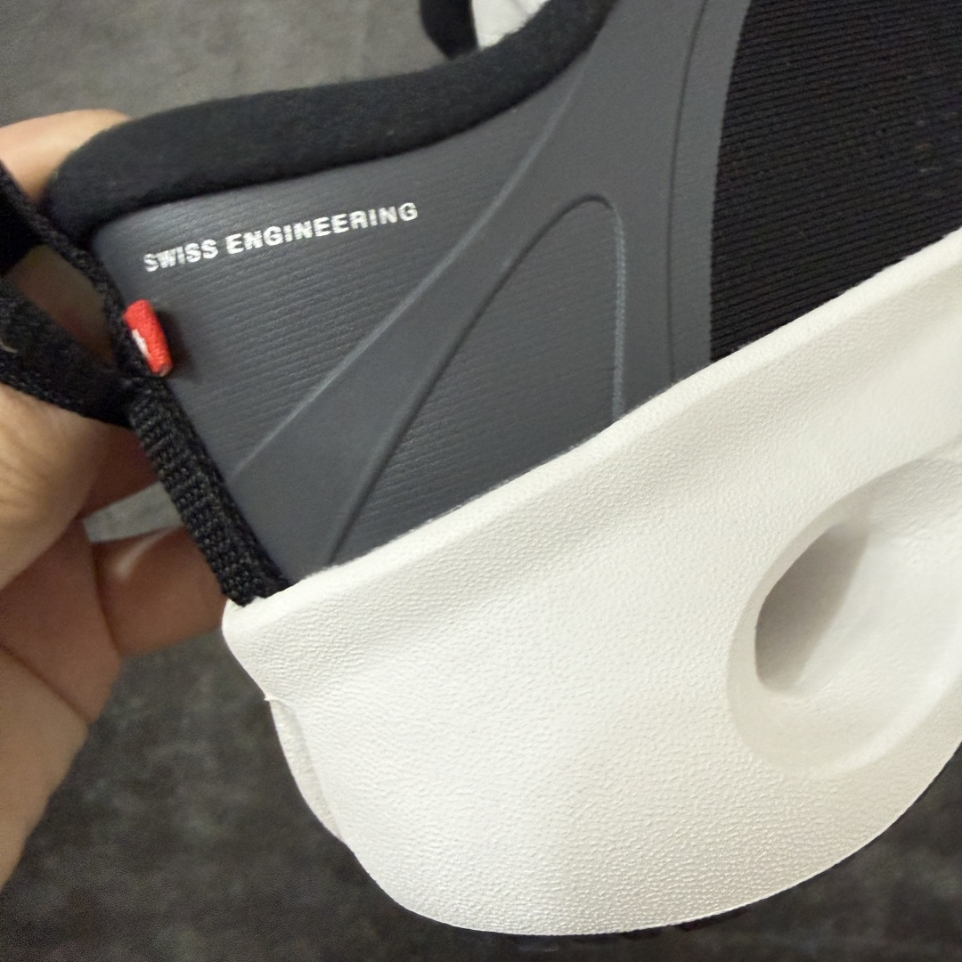 LOEWE罗意威 x ON昂跑 联名款 Cloudsolo系列 •原鞋一致橡胶底 原版高弹MD 加爆米花料 •正确后跟小