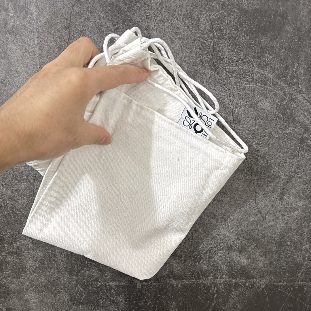 LOEWE罗意威 x ON昂跑 联名款 Cloudsolo系列 •原鞋一致橡胶底 原版高弹MD 加爆米花料 •正确后跟小