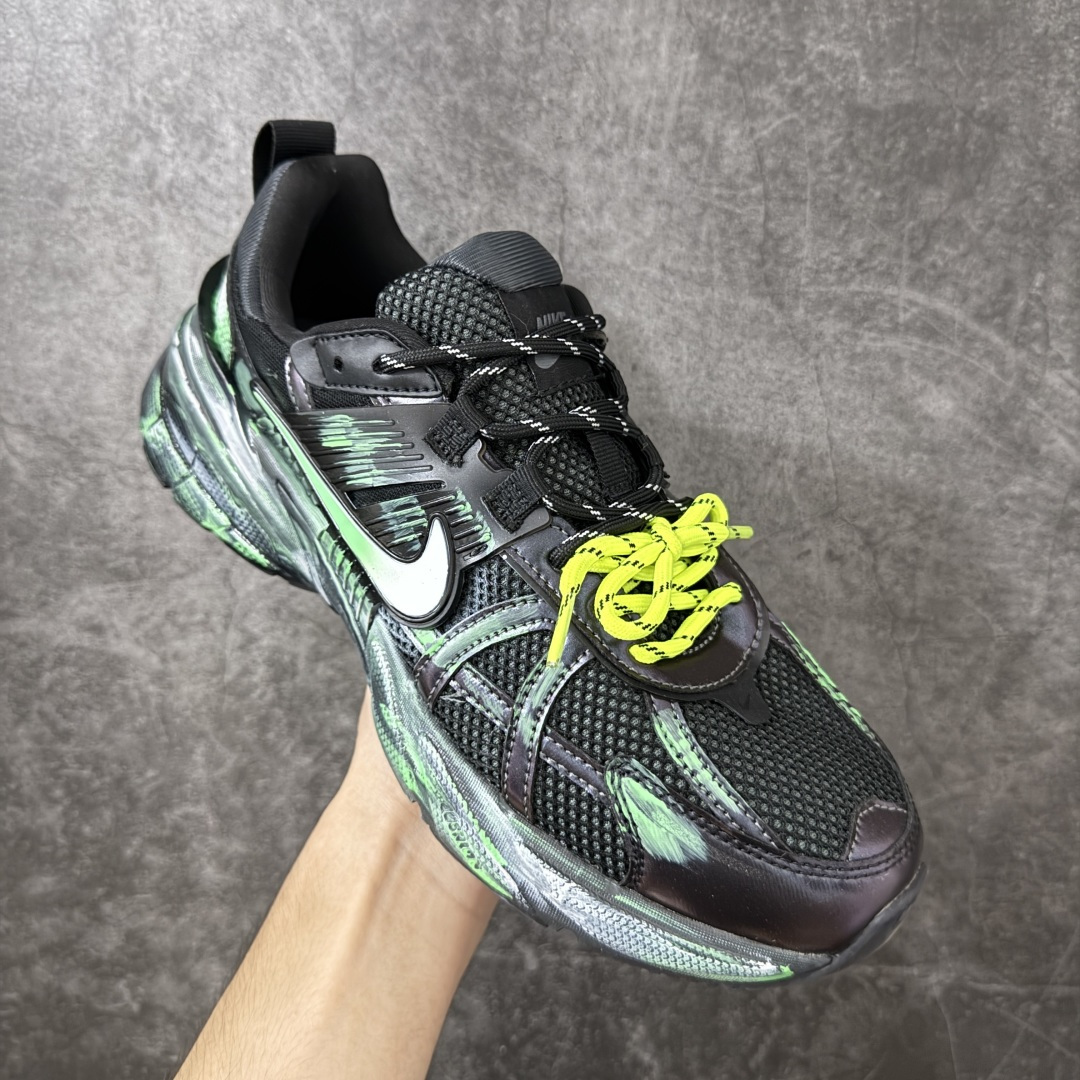 Nike V2K Run 减震防滑复古低帮跑步鞋 #鞋款被命名为 Runtekk 设计上借鉴了 2000 年的跑鞋风格 
