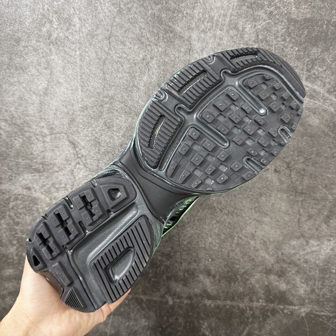 Nike V2K Run 减震防滑复古低帮跑步鞋 #鞋款被命名为 Runtekk 设计上借鉴了 2000 年的跑鞋风格 