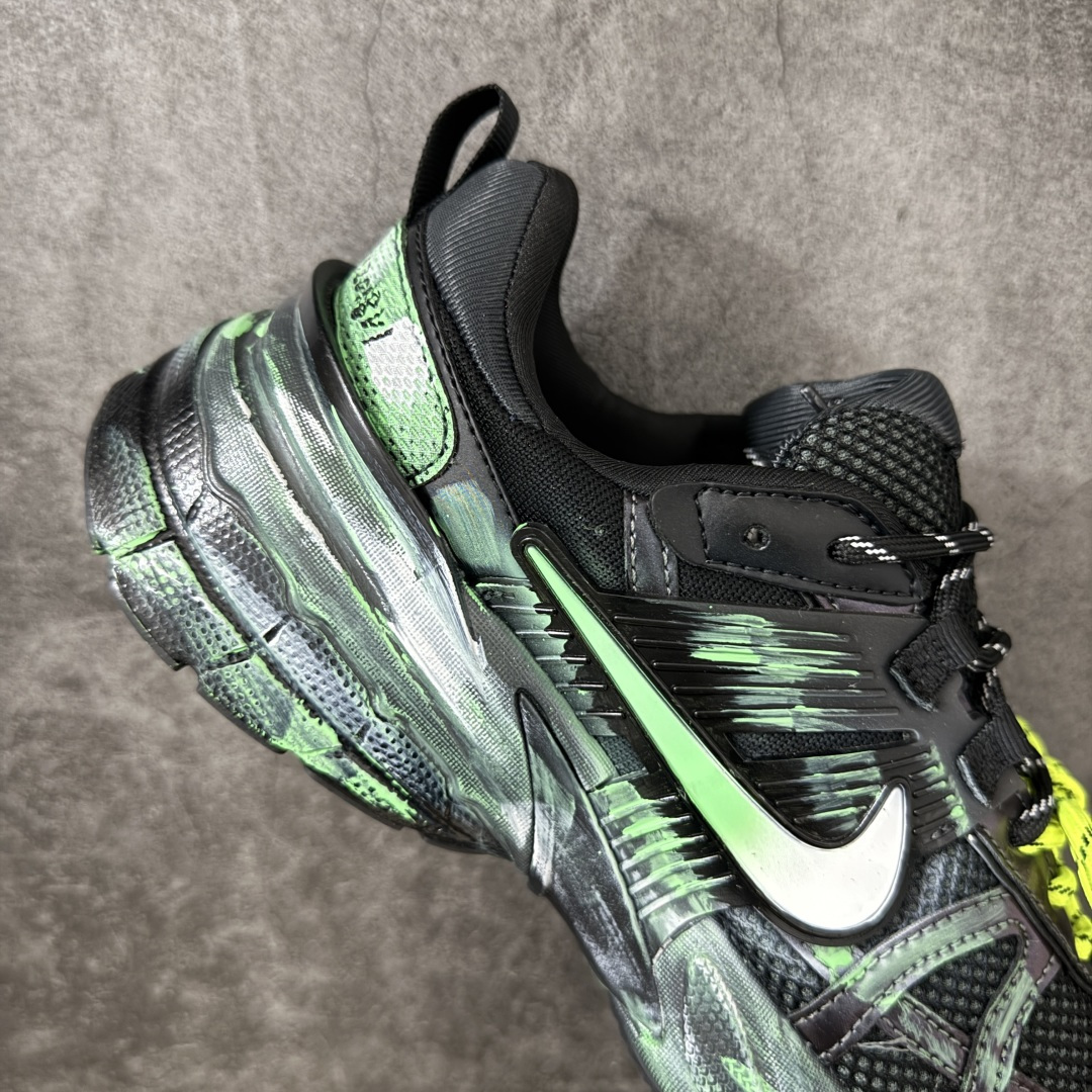 Nike V2K Run 减震防滑复古低帮跑步鞋 #鞋款被命名为 Runtekk 设计上借鉴了 2000 年的跑鞋风格 