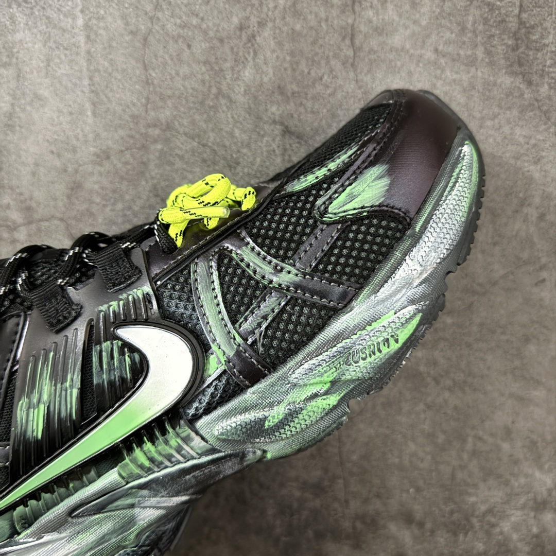 Nike V2K Run 减震防滑复古低帮跑步鞋 #鞋款被命名为 Runtekk 设计上借鉴了 2000 年的跑鞋风格 