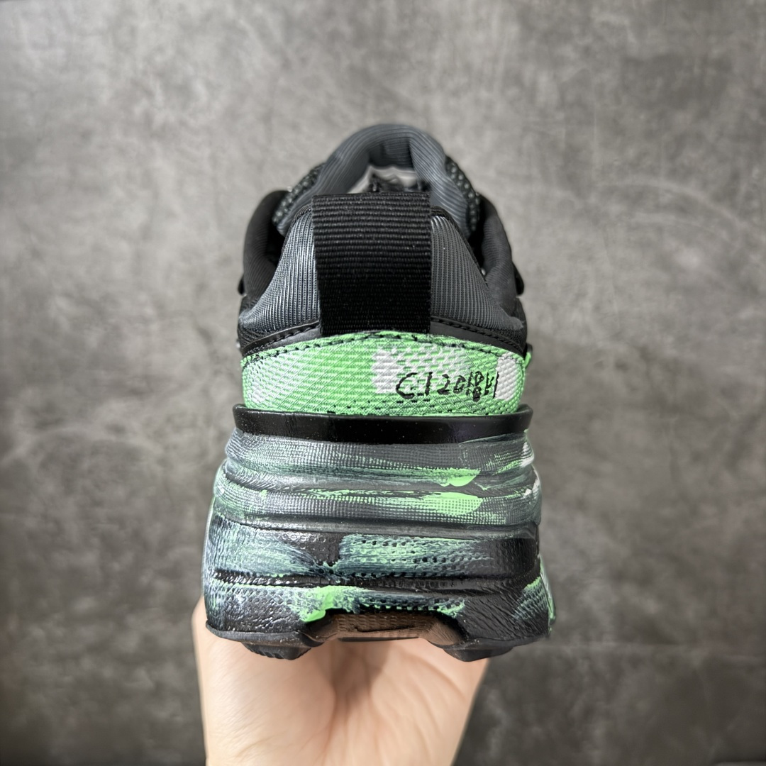 Nike V2K Run 减震防滑复古低帮跑步鞋 #鞋款被命名为 Runtekk 设计上借鉴了 2000 年的跑鞋风格 