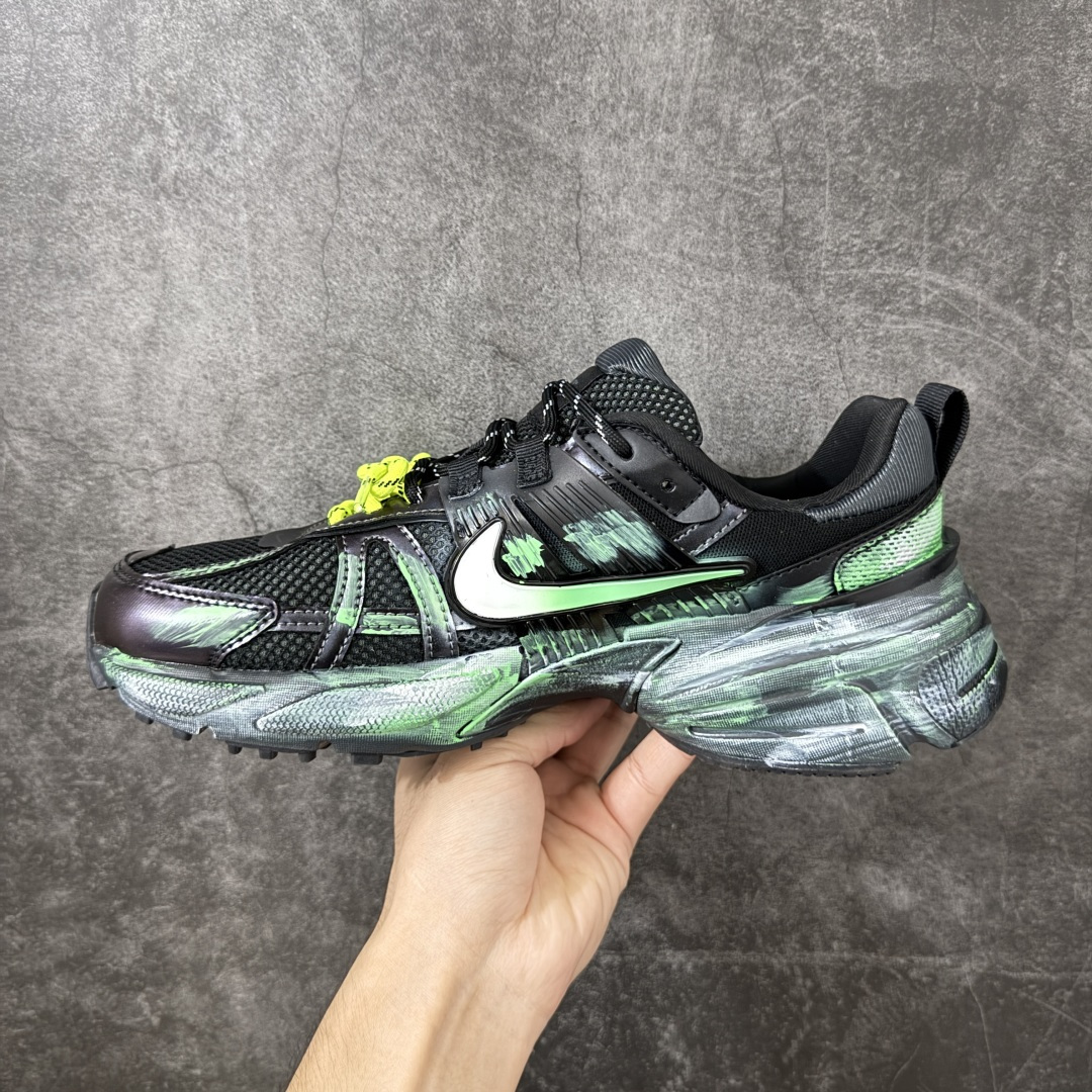 Nike V2K Run 减震防滑复古低帮跑步鞋 #鞋款被命名为 Runtekk 设计上借鉴了 2000 年的跑鞋风格 