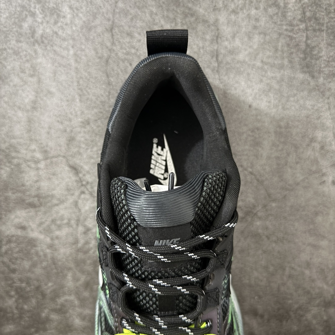 Nike V2K Run 减震防滑复古低帮跑步鞋 #鞋款被命名为 Runtekk 设计上借鉴了 2000 年的跑鞋风格 