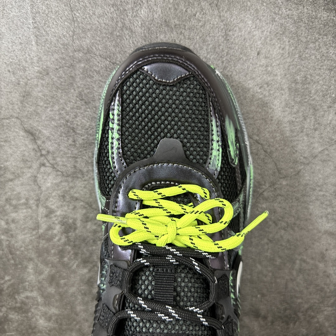 Nike V2K Run 减震防滑复古低帮跑步鞋 #鞋款被命名为 Runtekk 设计上借鉴了 2000 年的跑鞋风格 