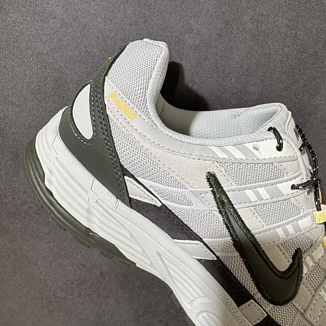 Nike P-6000 复古休闲 耐克 低帮休闲城市通勤跑步鞋 采用透气网眼布搭配皮革和合成材质覆面 再现早期鞋款外观 Nike P-6000 复古休闲 耐克 低帮休闲城市通勤跑步鞋 采用透气网眼布搭配皮革和合成材质覆面 再现早期鞋款外观
