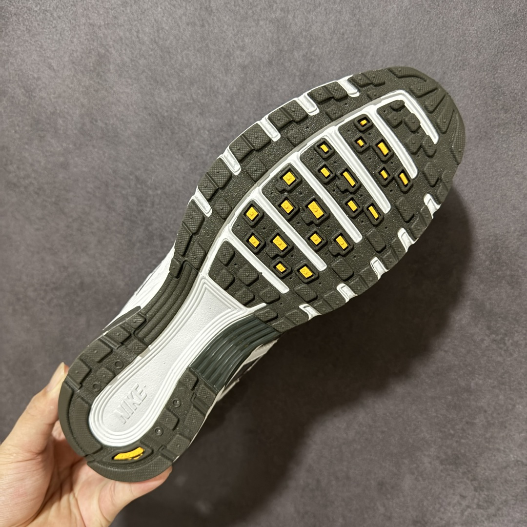 Nike P-6000 复古休闲 耐克 低帮休闲城市通勤跑步鞋 采用透气网眼布搭配皮革和合成材质覆面 再现早期鞋款外观 Nike P-6000 复古休闲 耐克 低帮休闲城市通勤跑步鞋 采用透气网眼布搭配皮革和合成材质覆面 再现早期鞋款外观