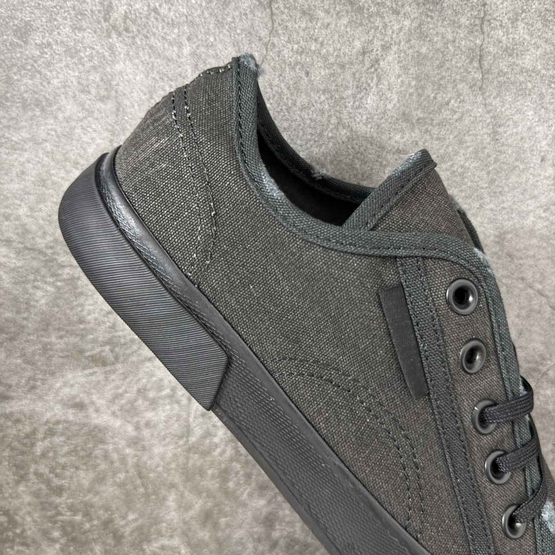 BALENCIAGA PARIS 巴黎世家 磨损做旧效果休闲帆布鞋 今年最火的一款布鞋 风格永续 永不过时 做旧复古风格
