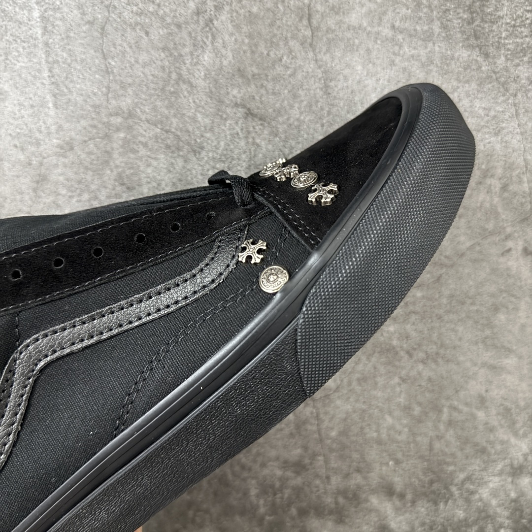 暗黑甜酷风｜Vans 铆钉克罗心 Old Skool 板鞋 全黑鞋面搭配银质十字铆钉装饰，小众个性，街头感拉满✨ 翻毛皮