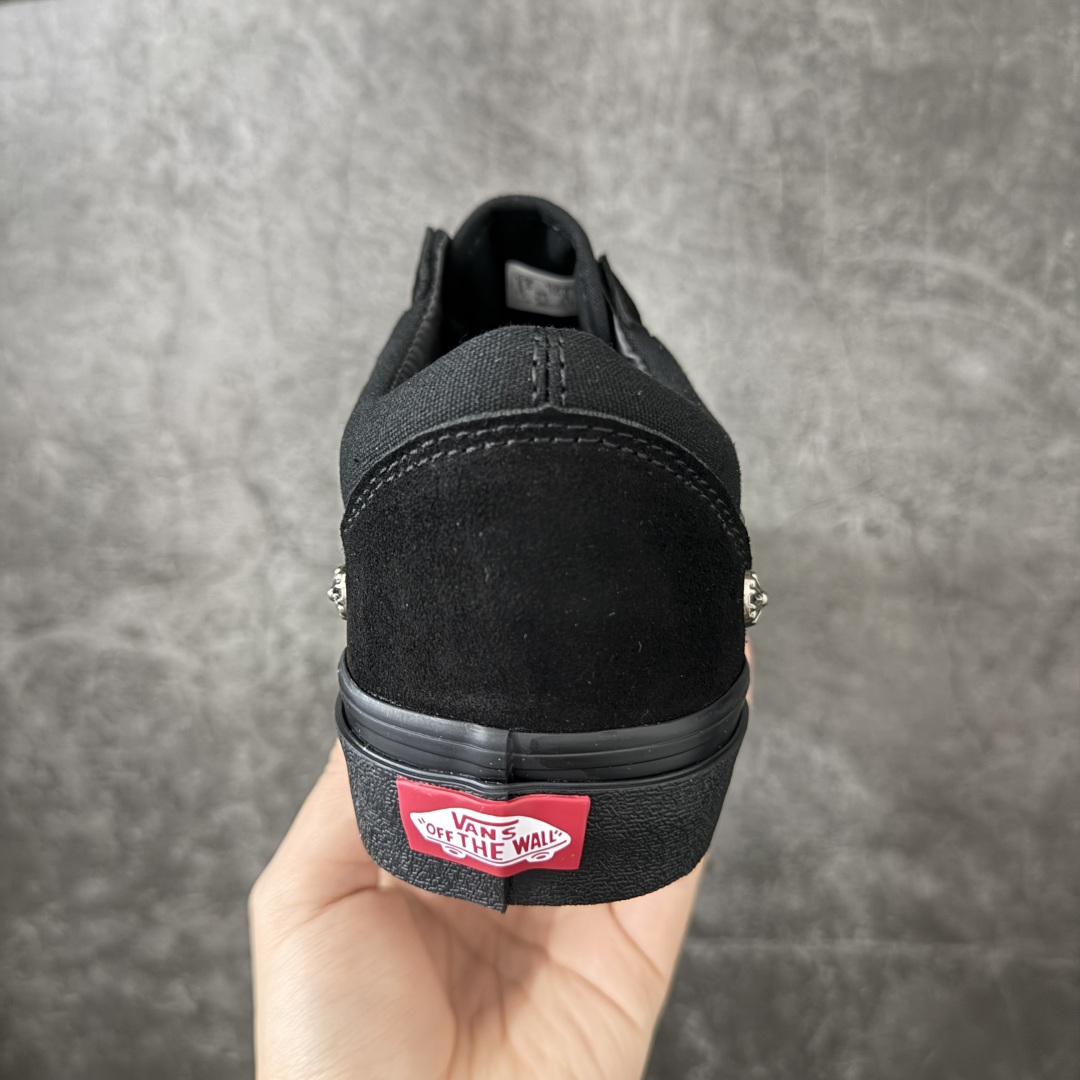 暗黑甜酷风｜Vans 铆钉克罗心 Old Skool 板鞋 全黑鞋面搭配银质十字铆钉装饰，小众个性，街头感拉满✨ 翻毛皮