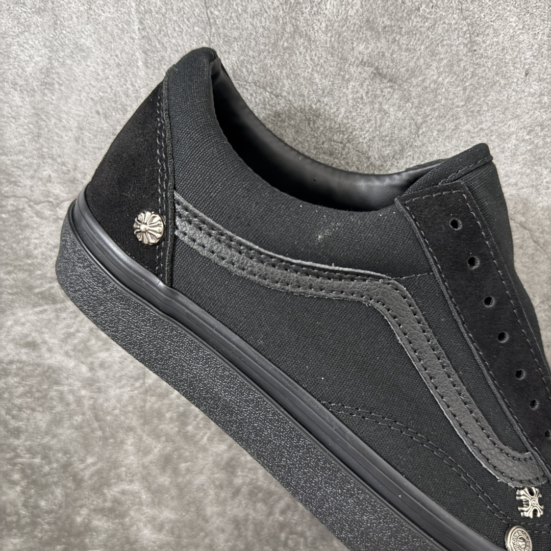 暗黑甜酷风｜Vans 铆钉克罗心 Old Skool 板鞋 全黑鞋面搭配银质十字铆钉装饰，小众个性，街头感拉满✨ 翻毛皮