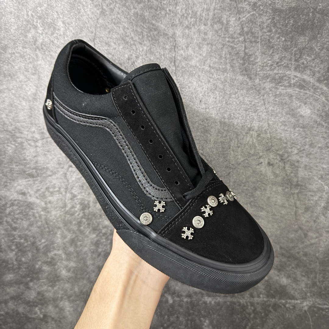 暗黑甜酷风｜Vans 铆钉克罗心 Old Skool 板鞋 全黑鞋面搭配银质十字铆钉装饰，小众个性，街头感拉满✨ 翻毛皮