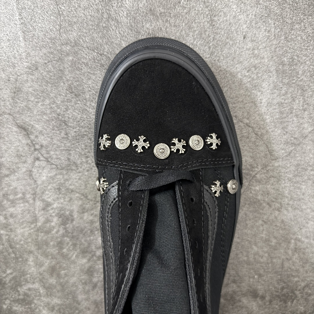 暗黑甜酷风｜Vans 铆钉克罗心 Old Skool 板鞋 全黑鞋面搭配银质十字铆钉装饰，小众个性，街头感拉满✨ 翻毛皮