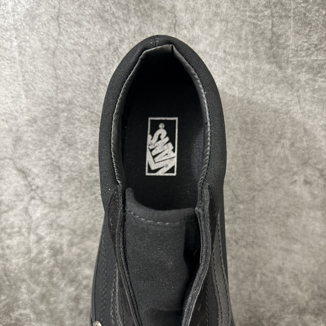 暗黑甜酷风｜Vans 铆钉克罗心 Old Skool 板鞋 全黑鞋面搭配银质十字铆钉装饰，小众个性，街头感拉满✨ 翻毛皮