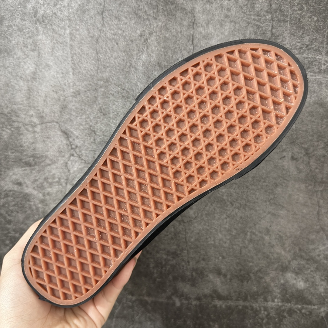 暗黑甜酷风｜Vans 铆钉克罗心 Old Skool 板鞋 全黑鞋面搭配银质十字铆钉装饰，小众个性，街头感拉满✨ 翻毛皮
