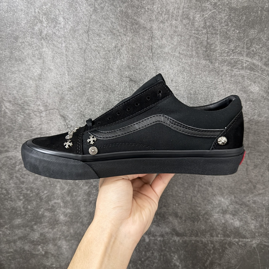 暗黑甜酷风｜Vans 铆钉克罗心 Old Skool 板鞋 全黑鞋面搭配银质十字铆钉装饰，小众个性，街头感拉满✨ 翻毛皮