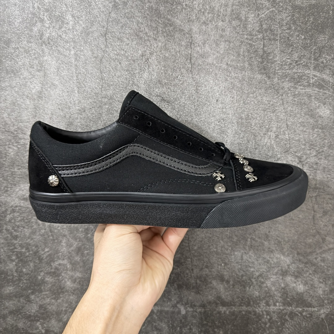 暗黑甜酷风｜Vans 铆钉克罗心 Old Skool 板鞋 全黑鞋面搭配银质十字铆钉装饰，小众个性，街头感拉满✨ 翻毛皮