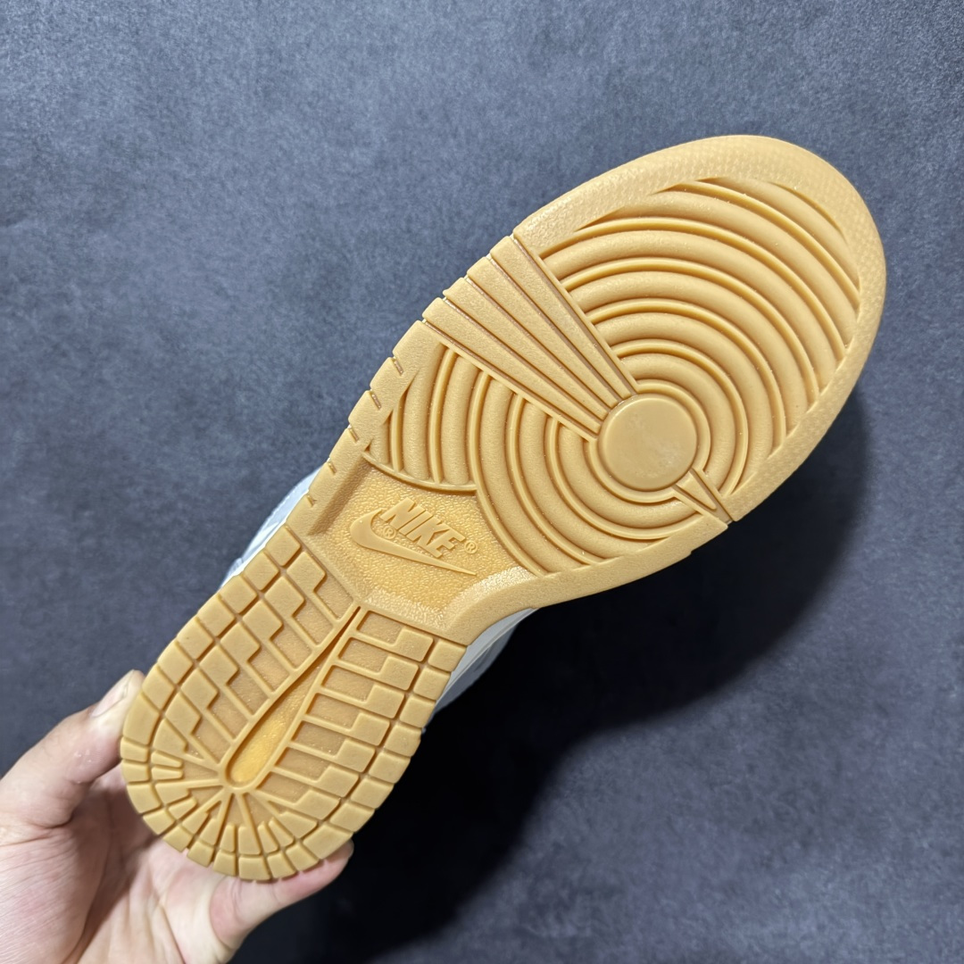 Nike Big Lux Low 耐克 低帮 灰色 男女同款 舒适柔软低邦板鞋 鞋款整体以灰色织物材质打造，搭配白色Sw