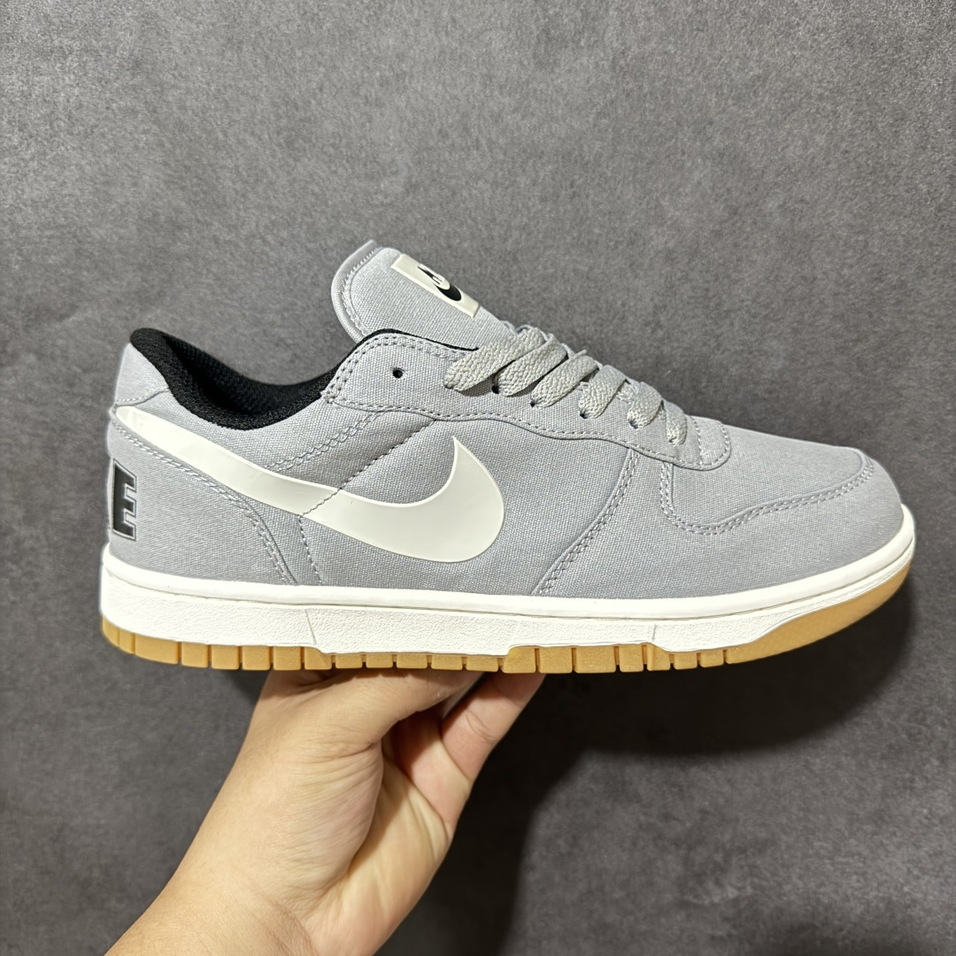 Nike Big Lux Low 耐克 低帮 灰色 男女同款 舒适柔软低邦板鞋 鞋款整体以灰色织物材质打造，搭配白色Sw