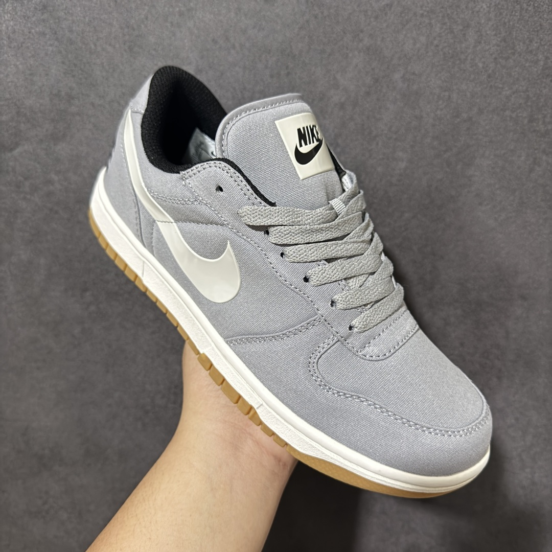 Nike Big Lux Low 耐克 低帮 灰色 男女同款 舒适柔软低邦板鞋 鞋款整体以灰色织物材质打造，搭配白色Sw