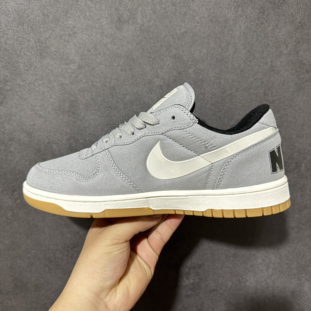 Nike Big Lux Low 耐克 低帮 灰色 男女同款 舒适柔软低邦板鞋 鞋款整体以灰色织物材质打造，搭配白色Sw