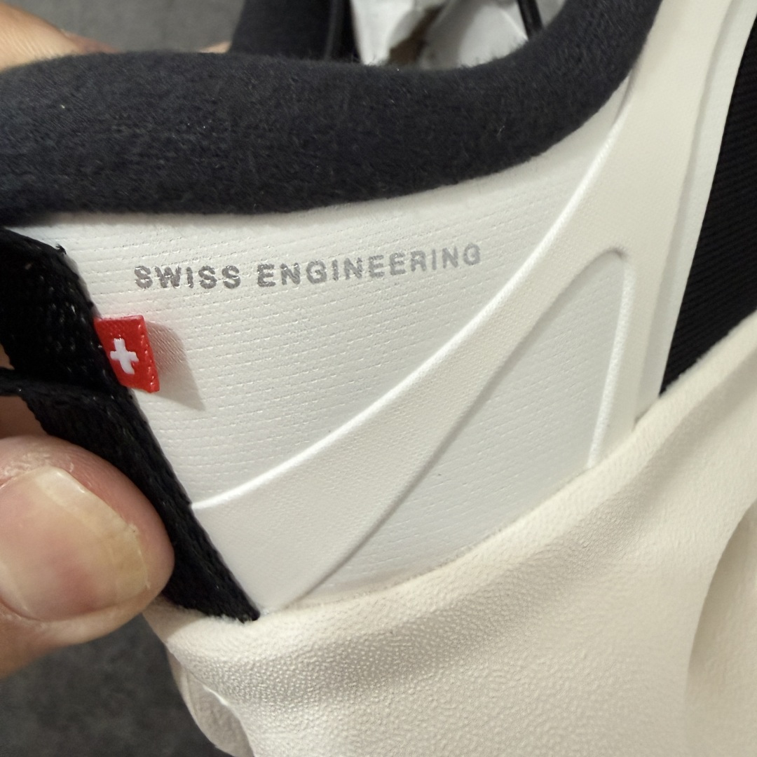 LOEWE罗意威 x ON昂跑 联名款 Cloudsolo系列 •原鞋一致橡胶底 原版高弹MD 加爆米花料 •正确后跟小 LOEWE罗意威 x ON昂跑 联名款 Cloudsolo系列 •原鞋一致橡胶底 原版高弹MD 加爆米花料 •正确后跟小