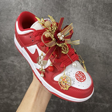 NK Dunk Low 低帮婚鞋 喜结良缘 货号:CU1727-100 该定制版球鞋选用原鞋款为Dunk SB系列球鞋, NK Dunk Low 低帮婚鞋 喜结良缘 货号:CU1727-100 该定制版球鞋选用原鞋款为Dunk SB系列球鞋,