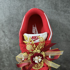 NK Dunk Low 低帮婚鞋 喜结良缘 货号:CU1727-100 该定制版球鞋选用原鞋款为Dunk SB系列球鞋, NK Dunk Low 低帮婚鞋 喜结良缘 货号:CU1727-100 该定制版球鞋选用原鞋款为Dunk SB系列球鞋,