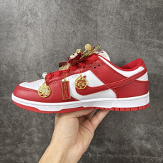 NK Dunk Low 低帮婚鞋 喜结良缘 货号:CU1727-100 该定制版球鞋选用原鞋款为Dunk SB系列球鞋, NK Dunk Low 低帮婚鞋 喜结良缘 货号:CU1727-100 该定制版球鞋选用原鞋款为Dunk SB系列球鞋,
