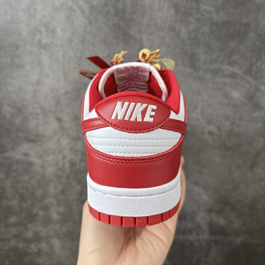 NK Dunk Low 低帮婚鞋 喜结良缘 货号:CU1727-100 该定制版球鞋选用原鞋款为Dunk SB系列球鞋, NK Dunk Low 低帮婚鞋 喜结良缘 货号:CU1727-100 该定制版球鞋选用原鞋款为Dunk SB系列球鞋,