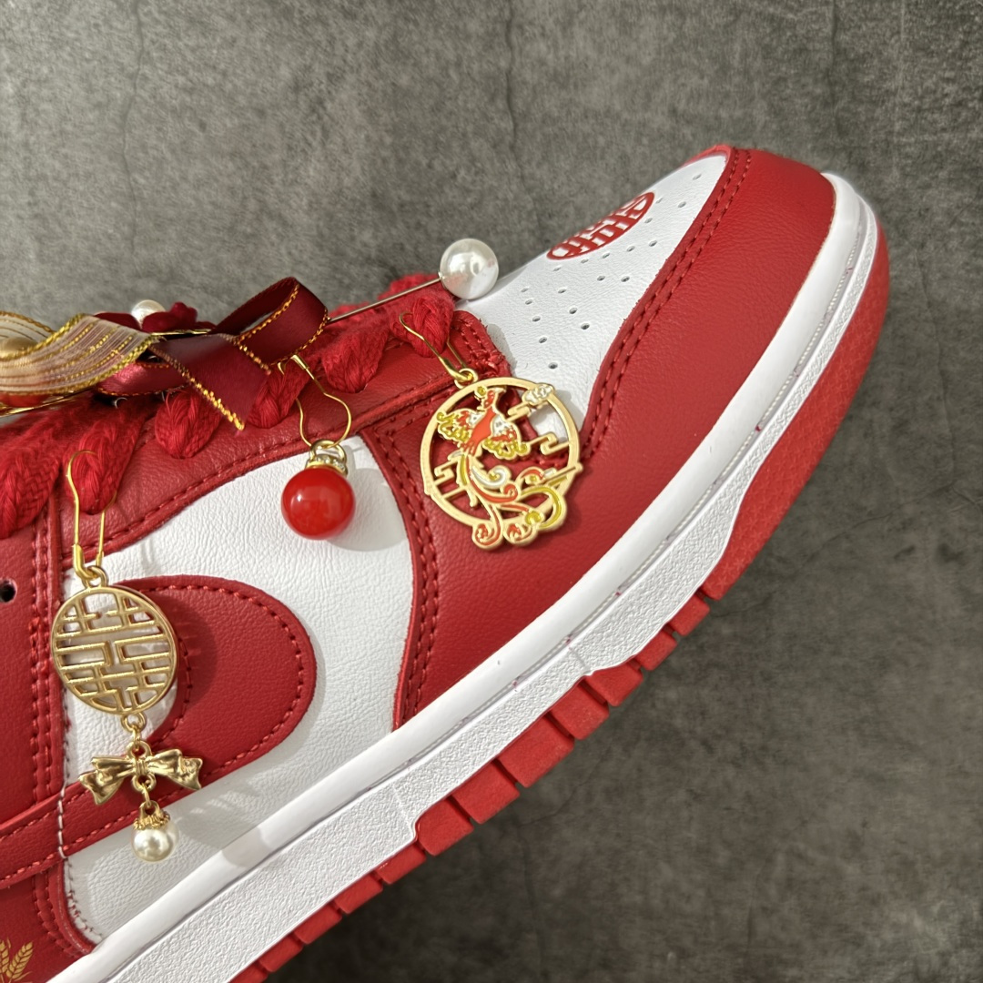 NK Dunk Low 低帮婚鞋 喜结良缘 货号:CU1727-100 该定制版球鞋选用原鞋款为Dunk SB系列球鞋, NK Dunk Low 低帮婚鞋 喜结良缘 货号:CU1727-100 该定制版球鞋选用原鞋款为Dunk SB系列球鞋,
