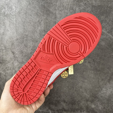 NK Dunk Low 低帮婚鞋 喜结良缘 货号:CU1727-100 该定制版球鞋选用原鞋款为Dunk SB系列球鞋, NK Dunk Low 低帮婚鞋 喜结良缘 货号:CU1727-100 该定制版球鞋选用原鞋款为Dunk SB系列球鞋,