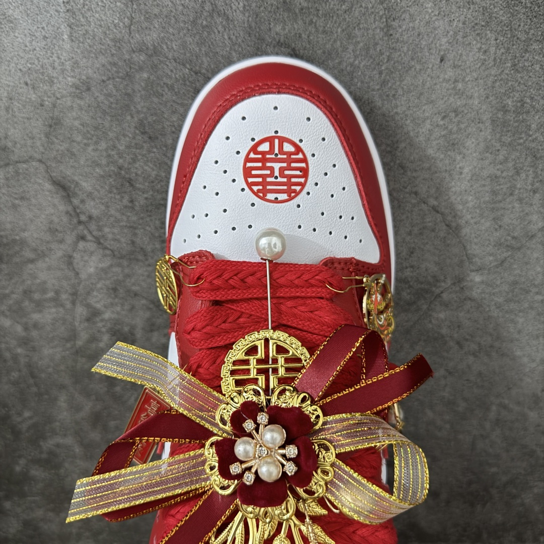 NK Dunk Low 低帮婚鞋 喜结良缘 货号:CU1727-100 该定制版球鞋选用原鞋款为Dunk SB系列球鞋, NK Dunk Low 低帮婚鞋 喜结良缘 货号:CU1727-100 该定制版球鞋选用原鞋款为Dunk SB系列球鞋,